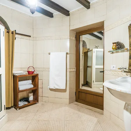 Castle Park מלון 3*