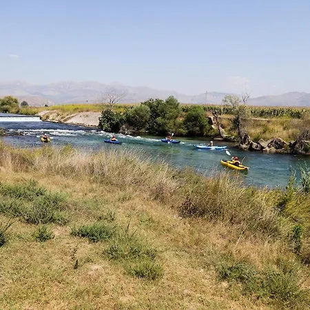 Castle Park מלון